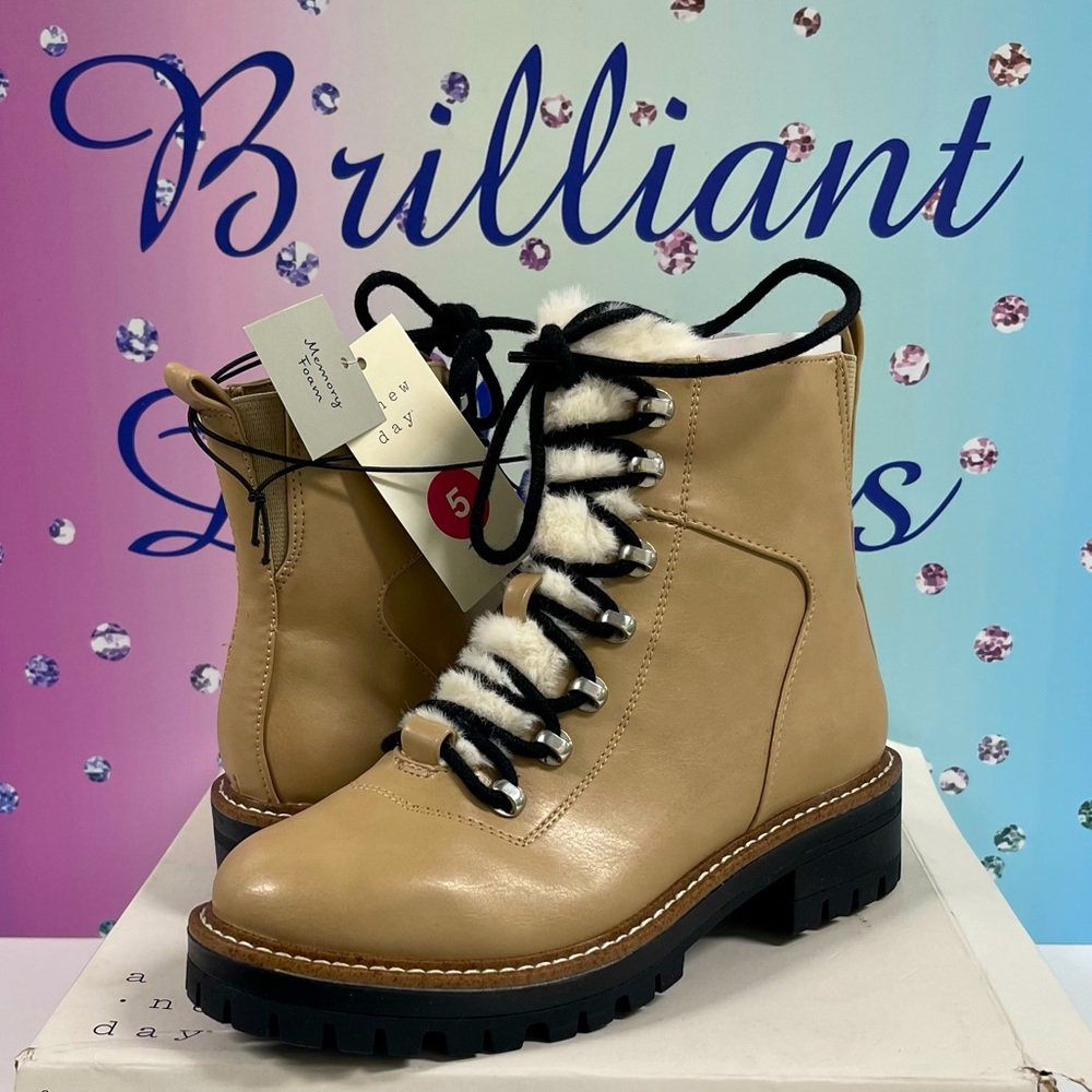 🍁NIB FAUX FUR LACE UP COMBAT BOOTS